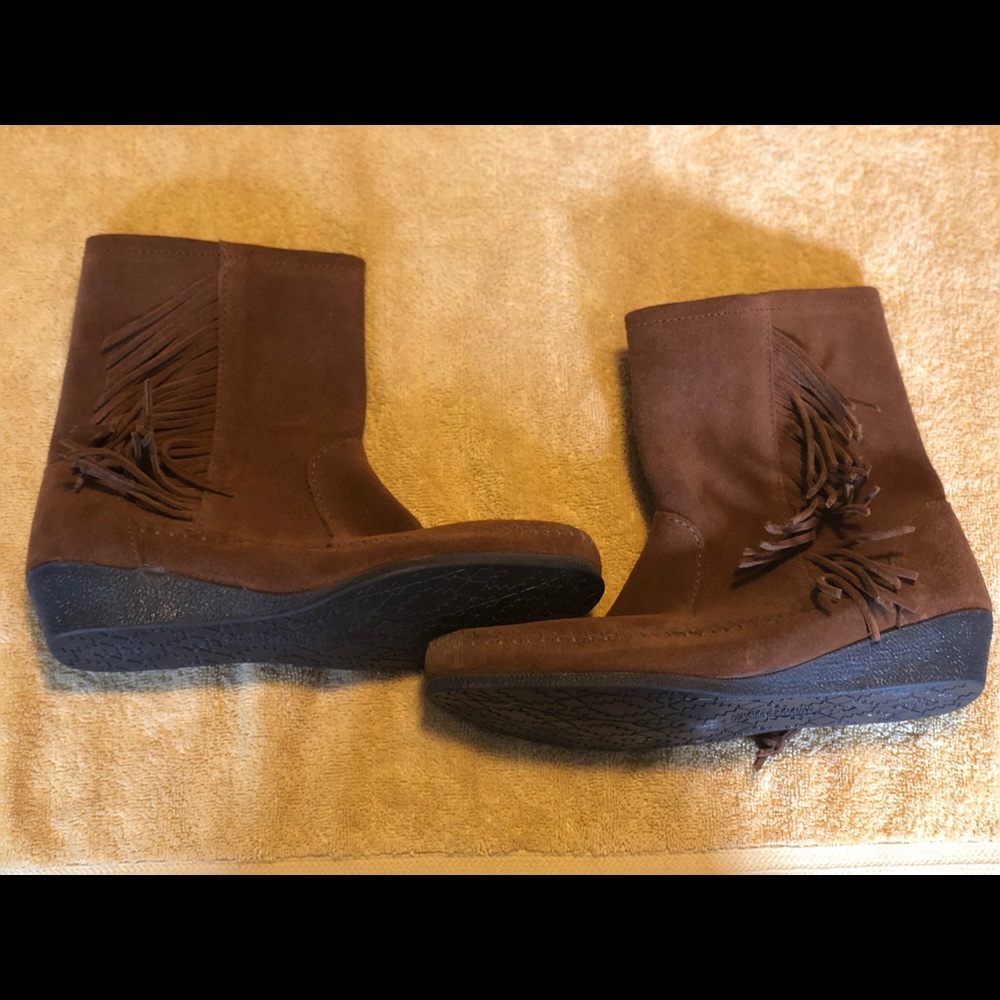 Minnetonka Boots with Fringe, Size: 8 Color: Brown